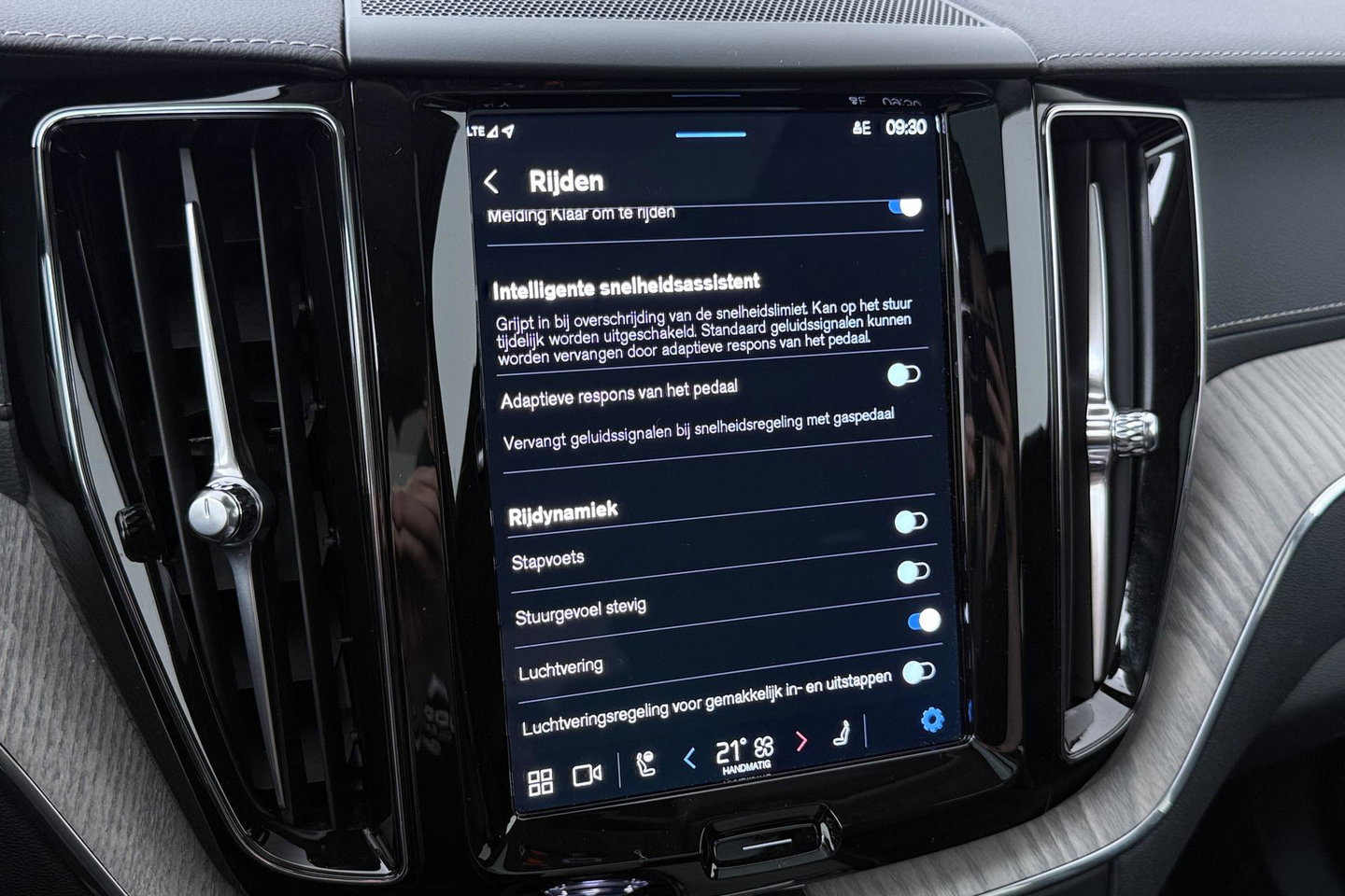 Volvo XC60 T8 Ultra Dark | Luchtvering | Bowers&Wilkins | Panoramadak | Massage | 360° Camera | Head-Up | ACC