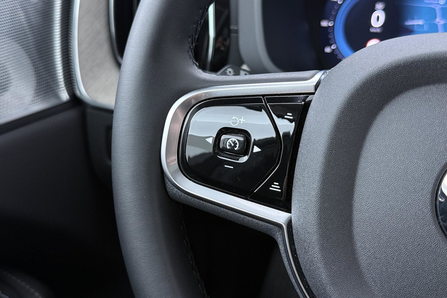 Volvo XC60 T8 Ultra Dark | Luchtvering | Bowers&Wilkins | Panoramadak | Massage | 360° Camera | Head-Up | ACC