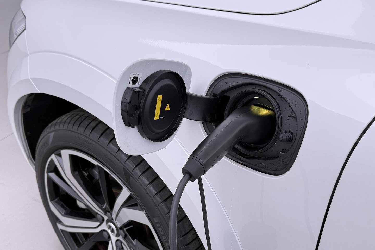 Volvo XC60 T8 Ultra Dark | Luchtvering | Bowers&Wilkins | Panoramadak | Massage | 360° Camera | Head-Up | ACC
