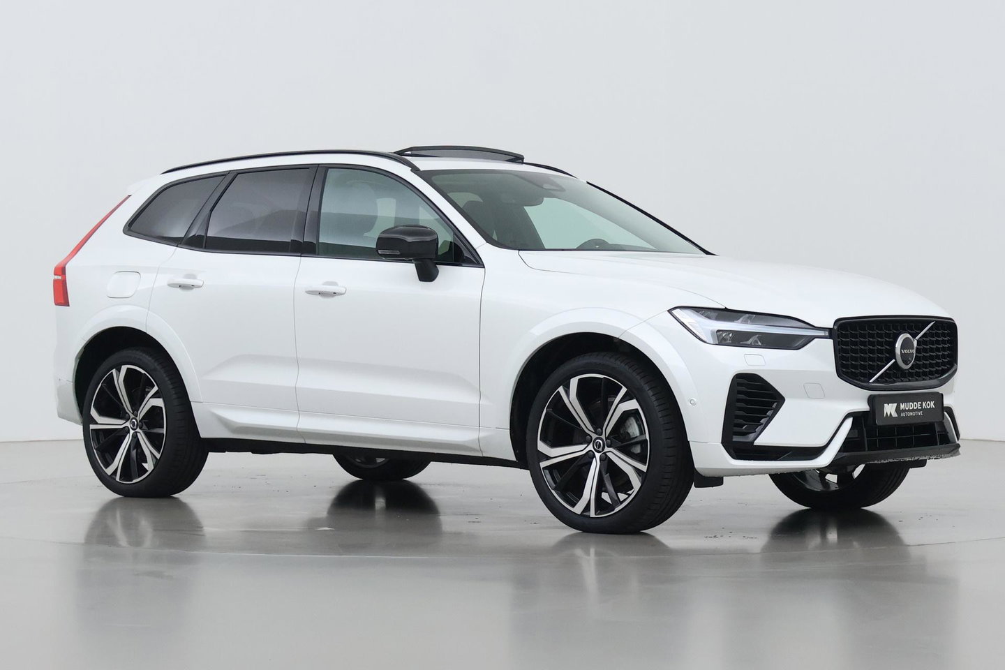 Volvo XC60 T8 Ultra Dark | Luchtvering | Bowers&Wilkins | Panoramadak | Massage | 360° Camera | Head-Up | ACC