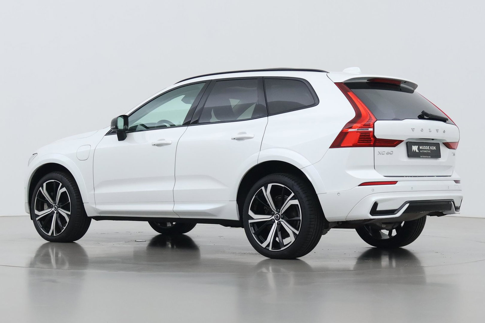Volvo XC60 T8 Ultra Dark | Luchtvering | Bowers&Wilkins | Panoramadak | Massage | 360° Camera | Head-Up | ACC