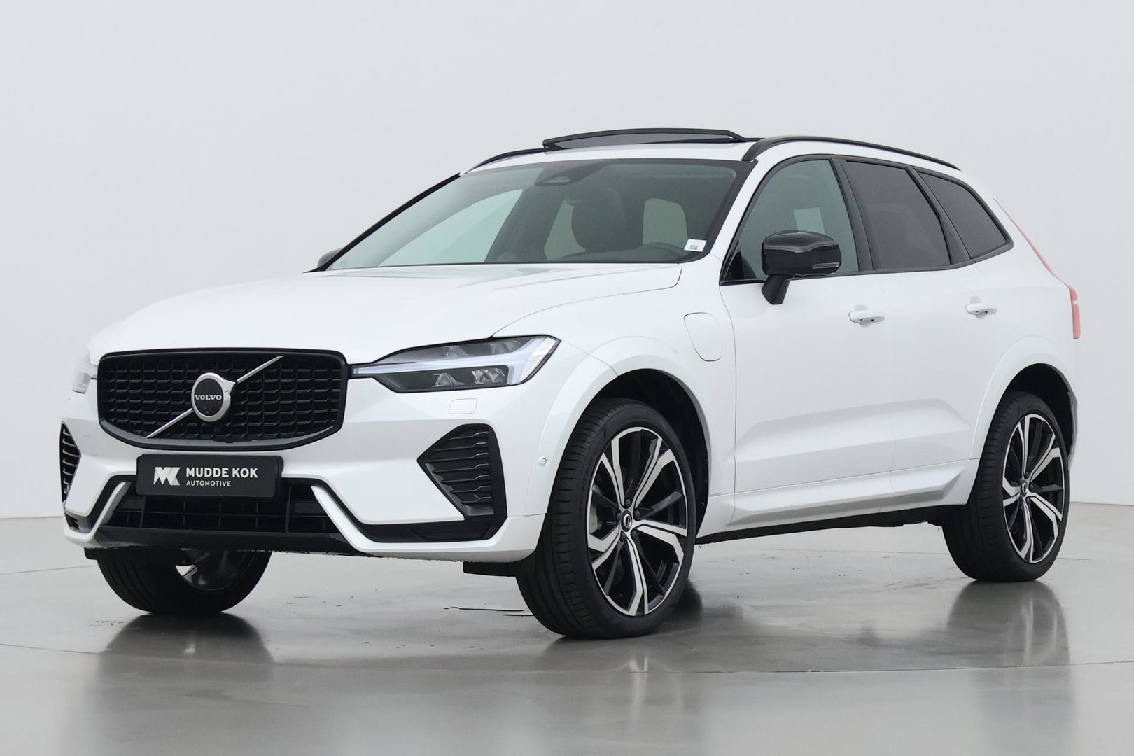 Volvo XC60 T8 Ultra Dark | Luchtvering | Bowers&Wilkins | Panoramadak | Massage | 360° Camera | Head-Up | ACC