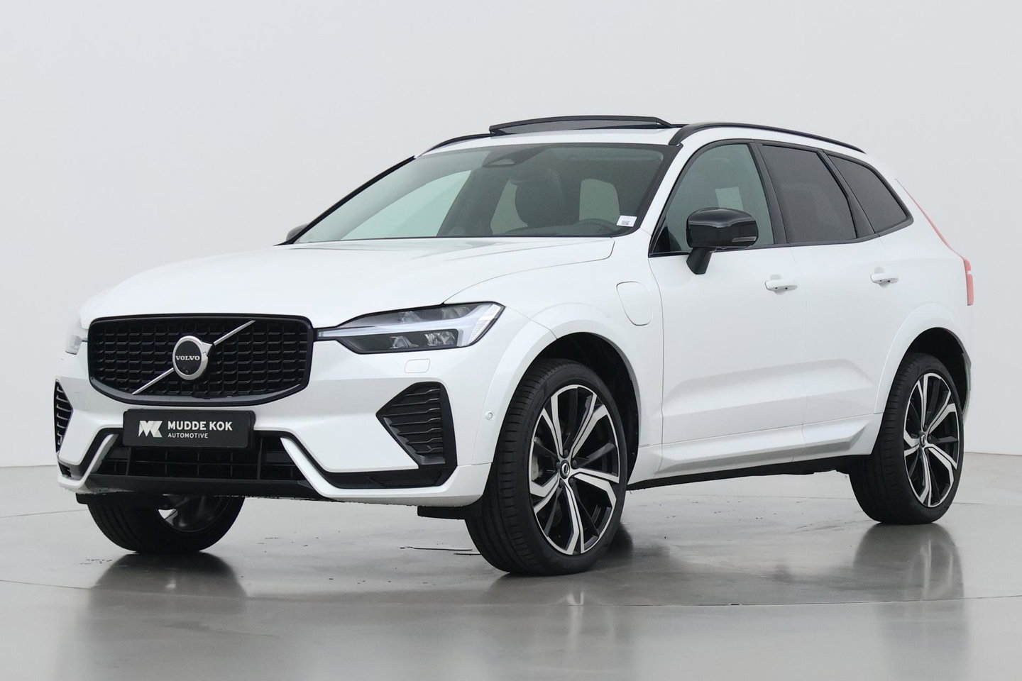 Volvo XC60 T8 Ultra Dark | Luchtvering | Bowers&Wilkins | Panoramadak | Massage | 360° Camera | Head-Up | ACC