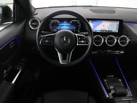 Mercedes-Benz EQA 250 Business Solution Luxury 67 kWh | SOH 94,2% | Half leder | Cruise control | Trekhaak | Stoelverwarming | Sfeerverlichting | Carplay | Camera | Park assist | Elektrische achterklep