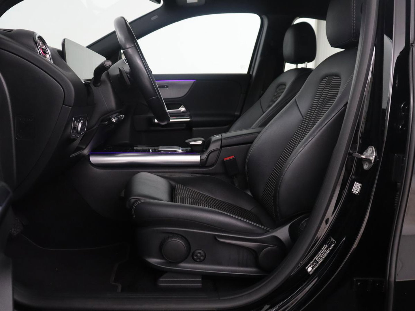 Mercedes-Benz EQA 250 Business Solution Luxury 67 kWh | SOH 94,2% | Half leder | Cruise control | Trekhaak | Stoelverwarming | Sfeerverlichting | Carplay | Camera | Park assist | Elektrische achterklep