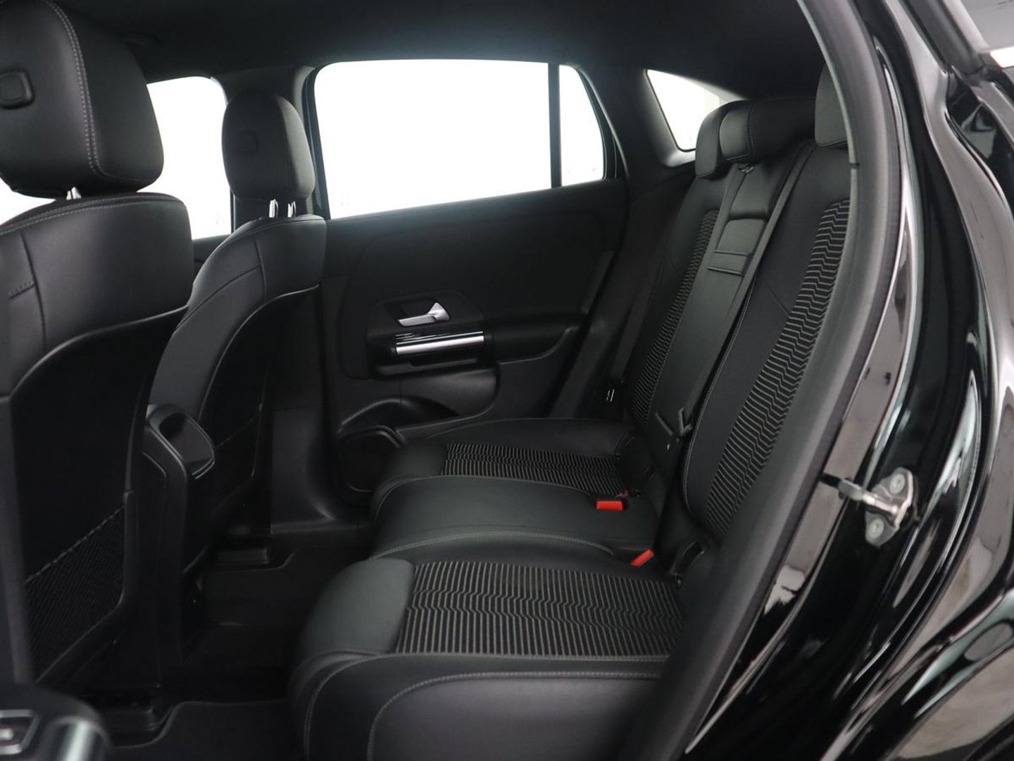 Mercedes-Benz EQA 250 Business Solution Luxury 67 kWh | SOH 94,2% | Half leder | Cruise control | Trekhaak | Stoelverwarming | Sfeerverlichting | Carplay | Camera | Park assist | Elektrische achterklep