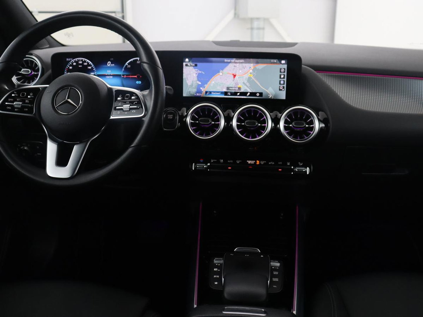 Mercedes-Benz EQA 250 Business Solution Luxury 67 kWh | SOH 94,2% | Half leder | Cruise control | Trekhaak | Stoelverwarming | Sfeerverlichting | Carplay | Camera | Park assist | Elektrische achterklep