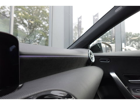 Mercedes-Benz A-Klasse 180 AMG Line PANO SFEER CAM