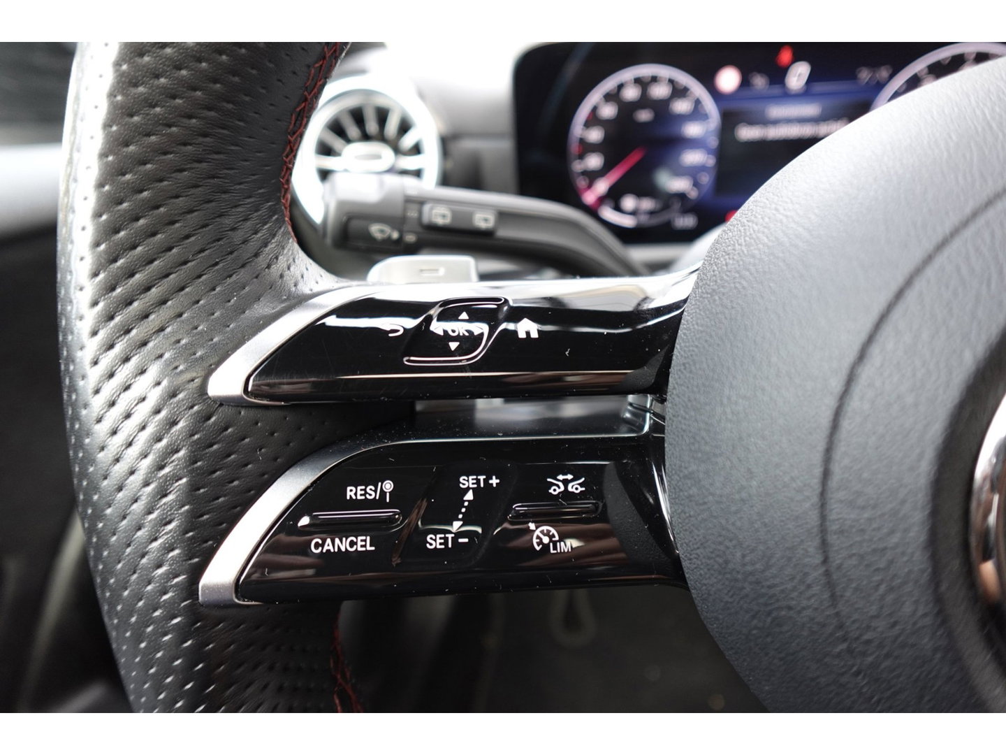 Mercedes-Benz A-Klasse 180 AMG Line PANO SFEER CAM