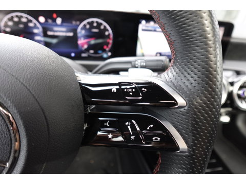 Mercedes-Benz A-Klasse 180 AMG Line PANO SFEER CAM