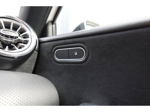 Mercedes-Benz A-Klasse 180 AMG Line PANO SFEER CAM