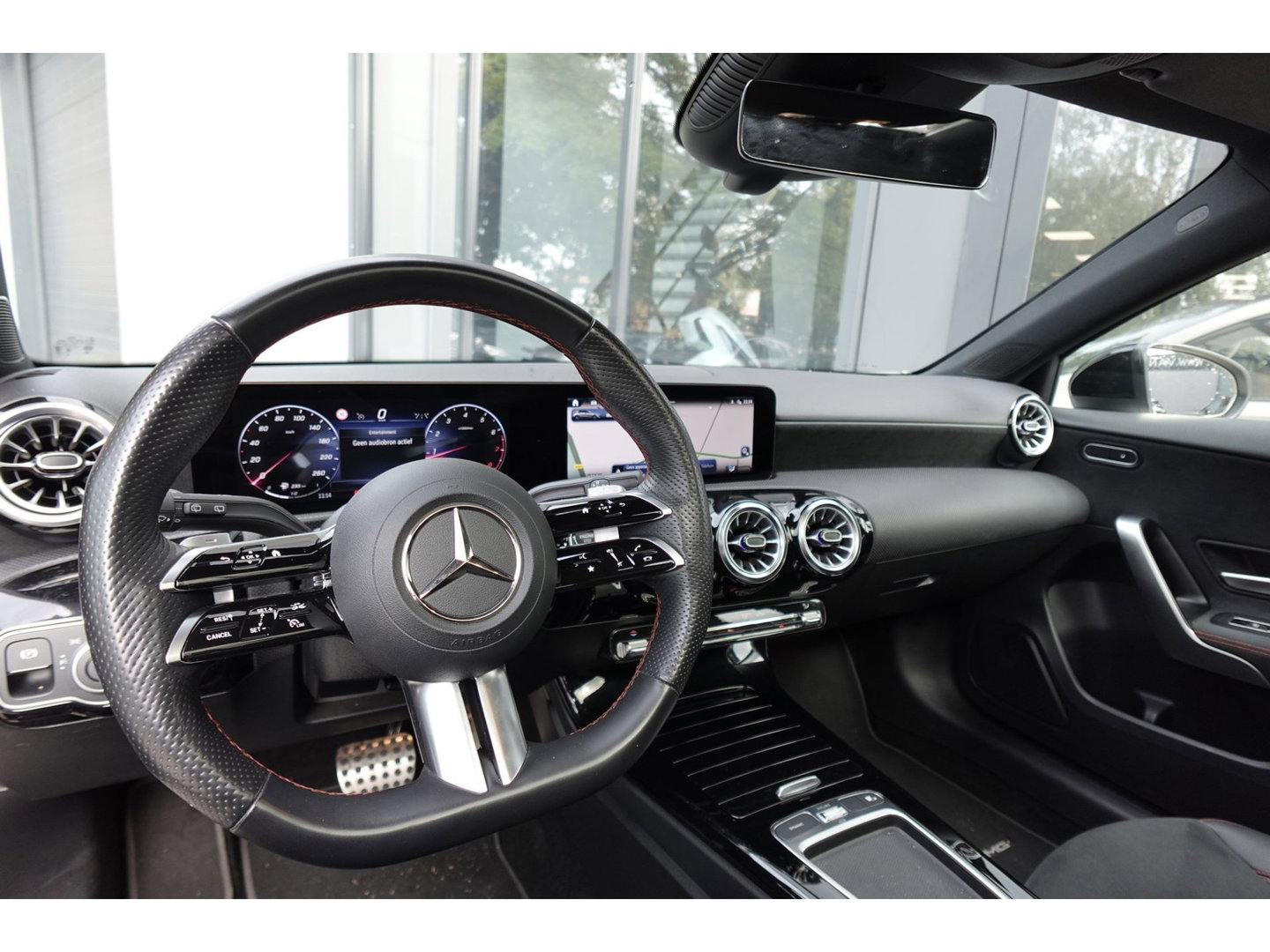 Mercedes-Benz A-Klasse 180 AMG Line PANO SFEER CAM