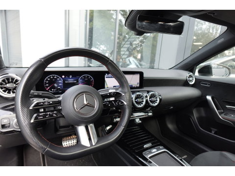 Mercedes-Benz A-Klasse 180 AMG Line PANO SFEER CAM