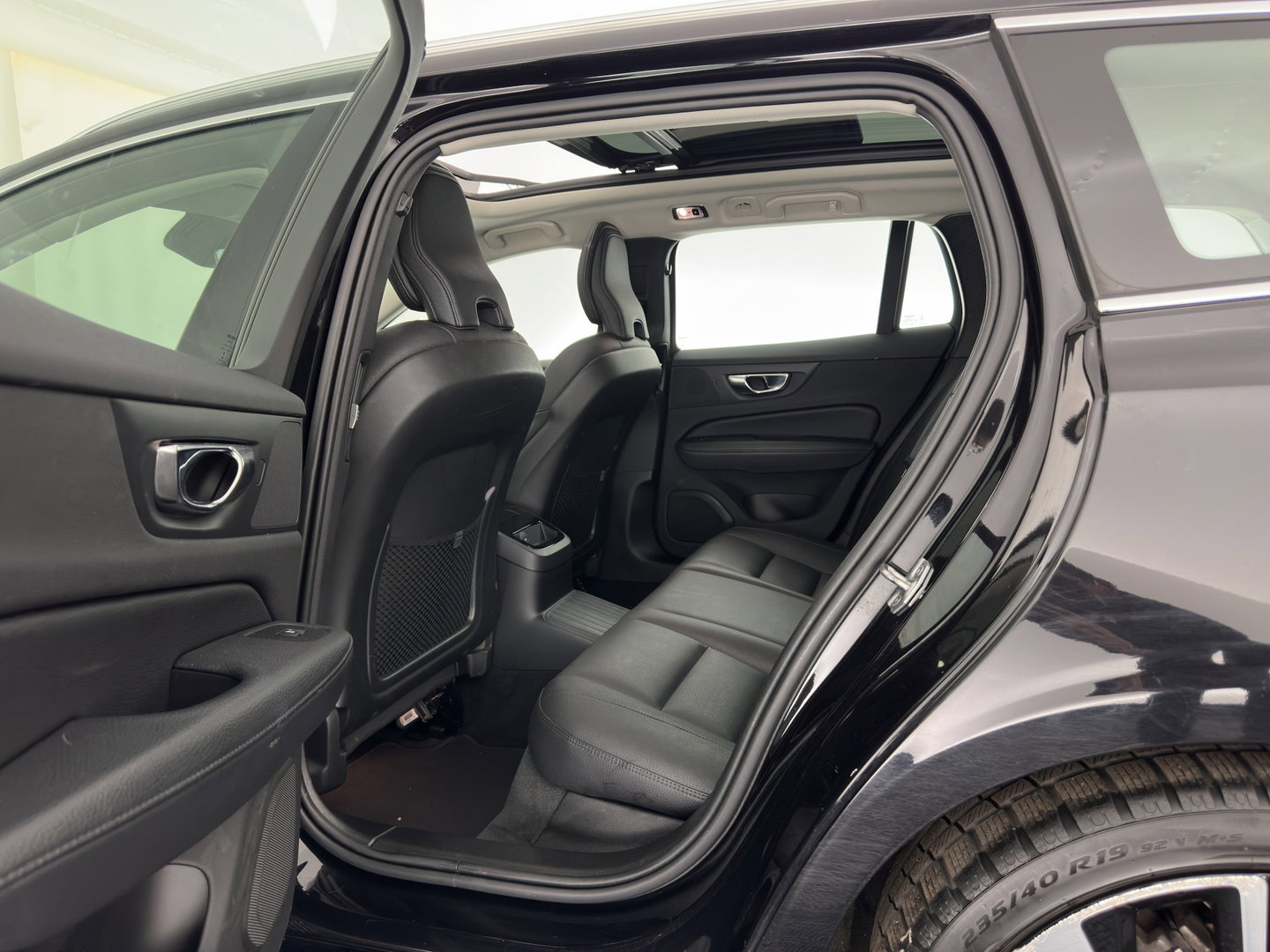 Volvo V60 2.0 T6 Recharge AWD Inscription (Plug-in) (INCL-BTW) Aut. *PANO | LEATHER | FULL-LED | MEMORY-PACK | KEYLESS | DIGI-COCKPIT | NAVI-FULLMAP | HEATED-SPORTSEATS | ECC | CRUISE | DAB | TOWBAR | 19''ALU*