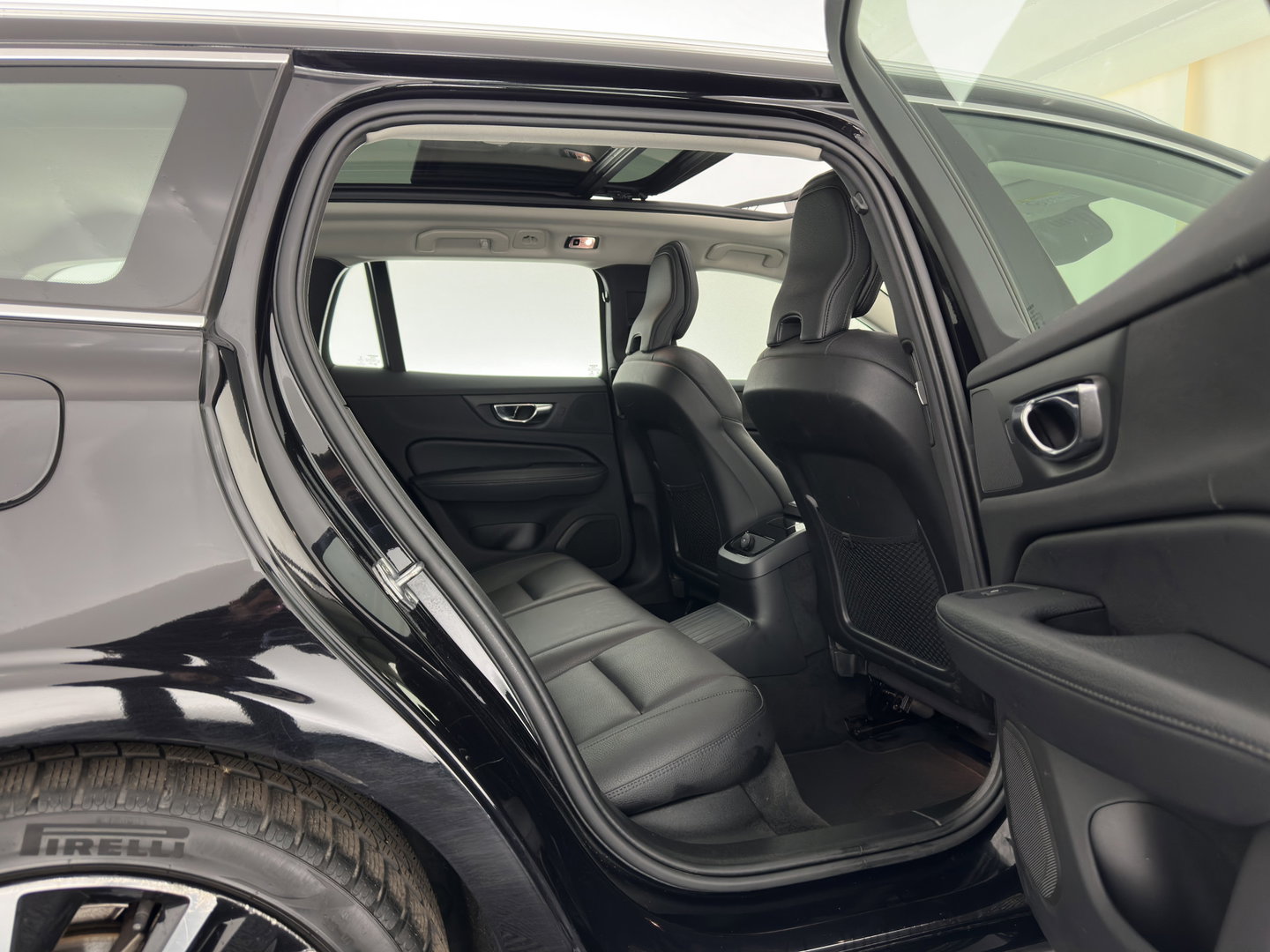 Volvo V60 2.0 T6 Recharge AWD Inscription (Plug-in) (INCL-BTW) Aut. *PANO | LEATHER | FULL-LED | MEMORY-PACK | KEYLESS | DIGI-COCKPIT | NAVI-FULLMAP | HEATED-SPORTSEATS | ECC | CRUISE | DAB | TOWBAR | 19''ALU*