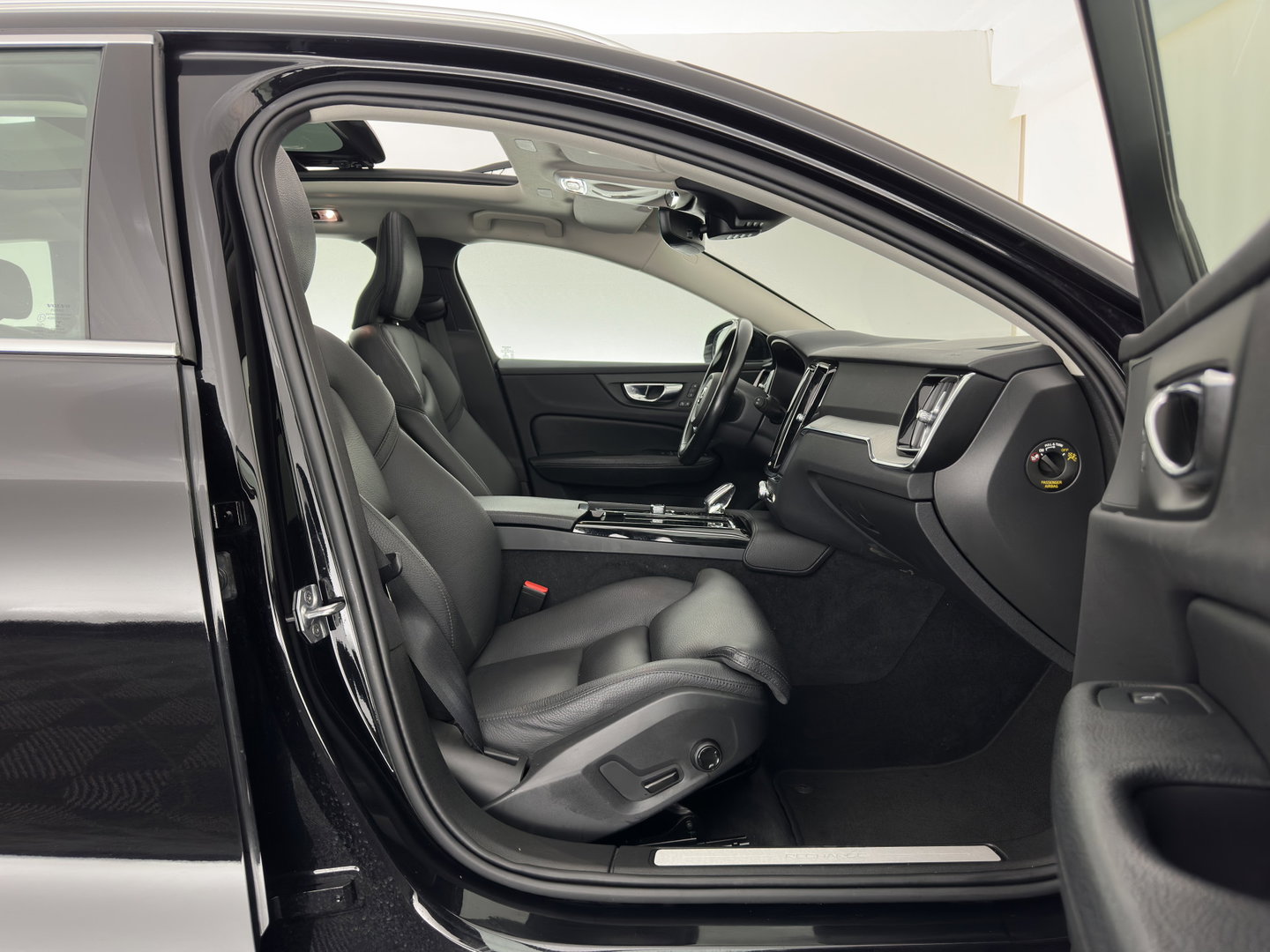 Volvo V60 2.0 T6 Recharge AWD Inscription (Plug-in) (INCL-BTW) Aut. *PANO | LEATHER | FULL-LED | MEMORY-PACK | KEYLESS | DIGI-COCKPIT | NAVI-FULLMAP | HEATED-SPORTSEATS | ECC | CRUISE | DAB | TOWBAR | 19''ALU*