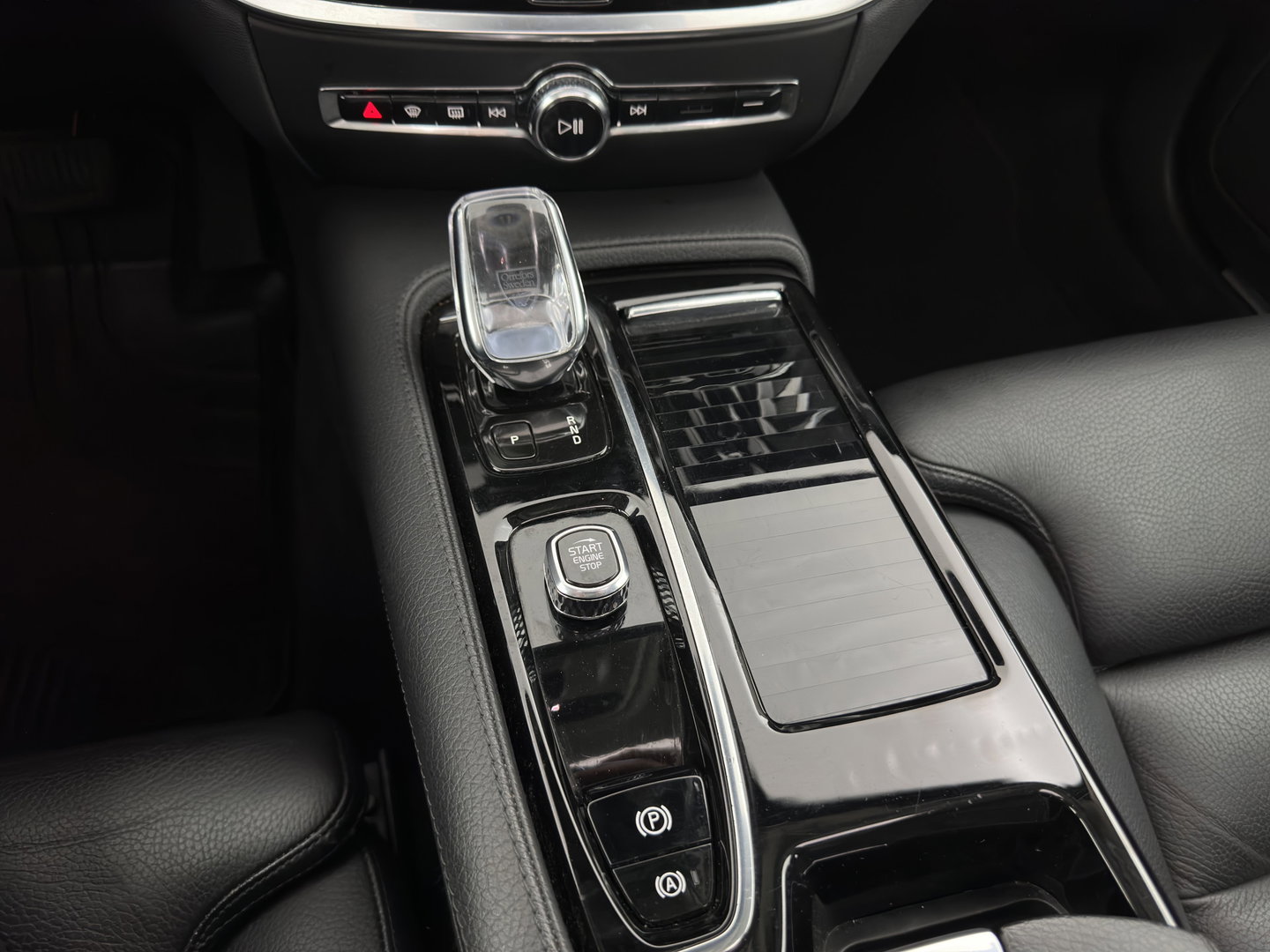 Volvo V60 2.0 T6 Recharge AWD Inscription (Plug-in) (INCL-BTW) Aut. *PANO | LEATHER | FULL-LED | MEMORY-PACK | KEYLESS | DIGI-COCKPIT | NAVI-FULLMAP | HEATED-SPORTSEATS | ECC | CRUISE | DAB | TOWBAR | 19''ALU*