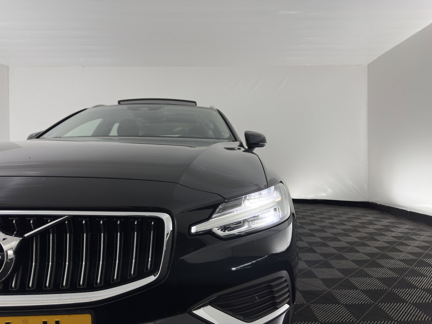 Volvo V60 2.0 T6 Recharge AWD Inscription (Plug-in) (INCL-BTW) Aut. *PANO | LEATHER | FULL-LED | MEMORY-PACK | KEYLESS | DIGI-COCKPIT | NAVI-FULLMAP | HEATED-SPORTSEATS | ECC | CRUISE | DAB | TOWBAR | 19''ALU*