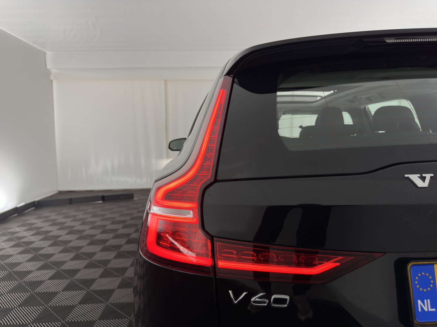 Volvo V60 2.0 T6 Recharge AWD Inscription (Plug-in) (INCL-BTW) Aut. *PANO | LEATHER | FULL-LED | MEMORY-PACK | KEYLESS | DIGI-COCKPIT | NAVI-FULLMAP | HEATED-SPORTSEATS | ECC | CRUISE | DAB | TOWBAR | 19''ALU*
