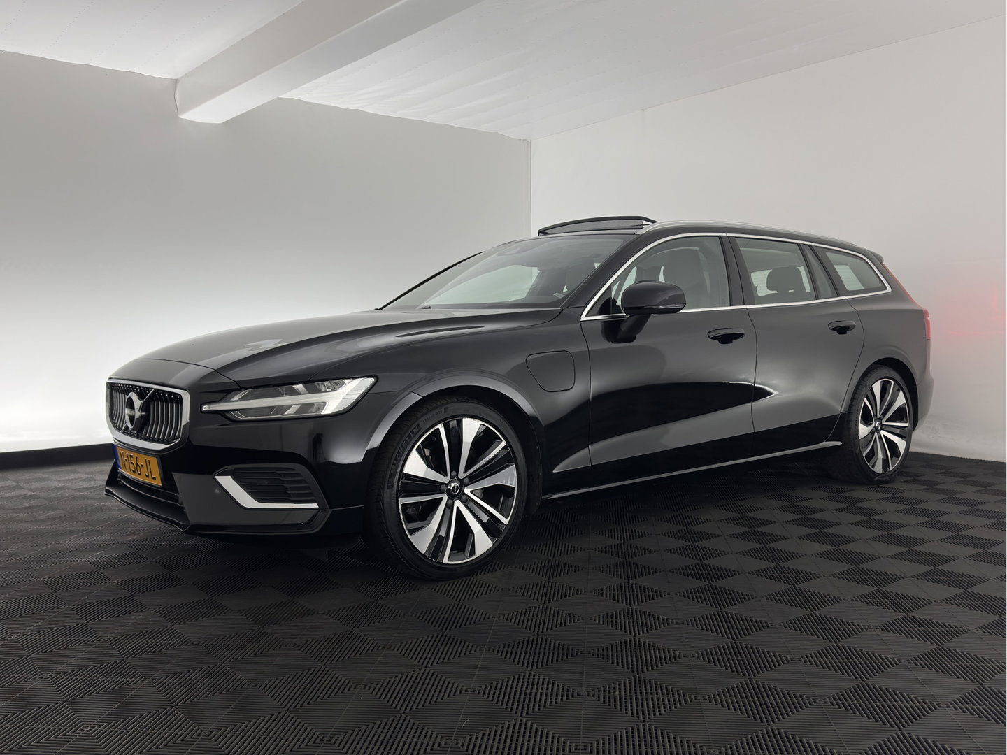 Volvo V60 2.0 T6 Recharge AWD Inscription (Plug-in) (INCL-BTW) Aut. *PANO | LEATHER | FULL-LED | MEMORY-PACK | KEYLESS | DIGI-COCKPIT | NAVI-FULLMAP | HEATED-SPORTSEATS | ECC | CRUISE | DAB | TOWBAR | 19''ALU*