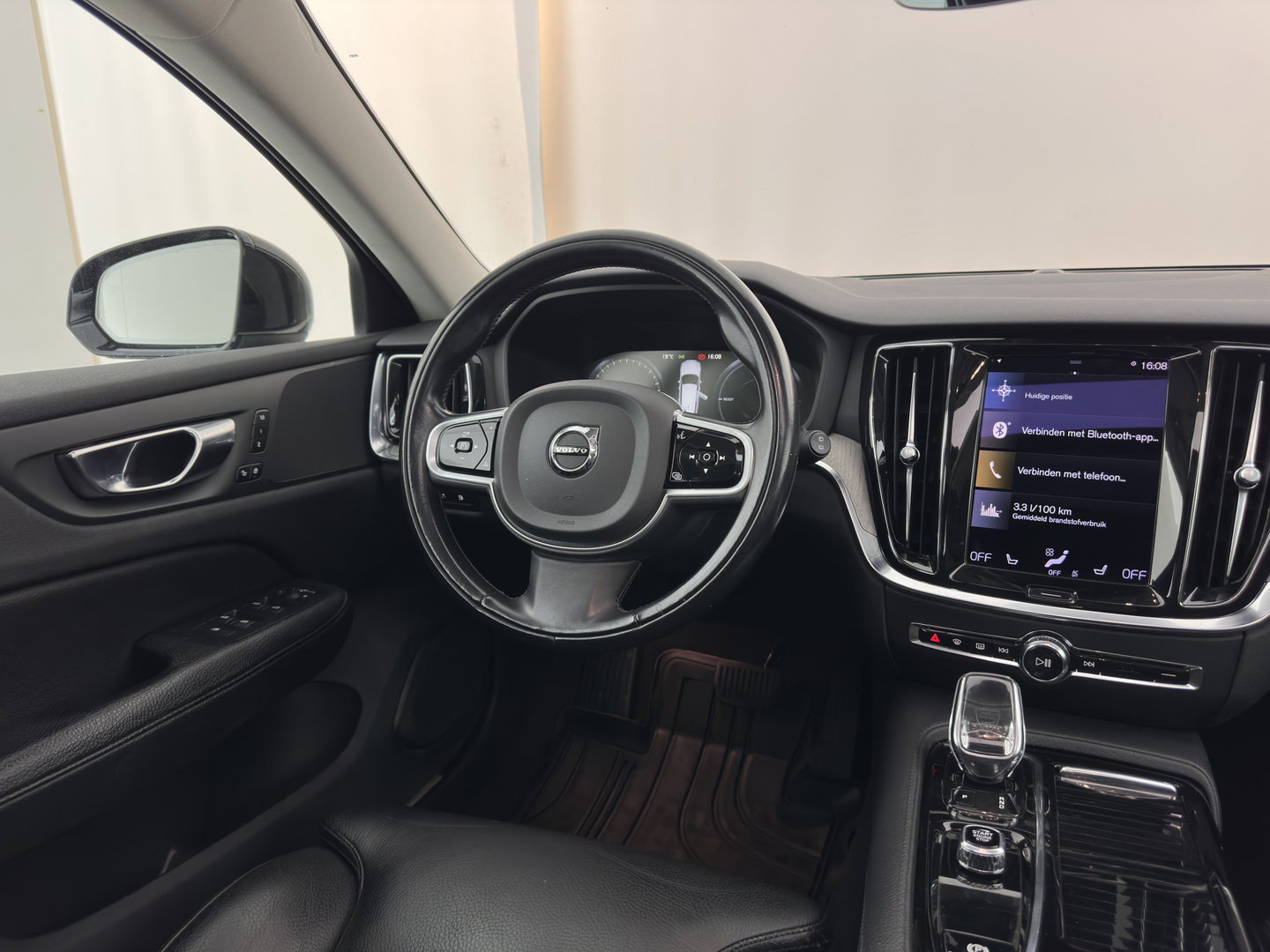 Volvo V60 2.0 T6 Recharge AWD Inscription (Plug-in) (INCL-BTW) Aut. *PANO | LEATHER | FULL-LED | MEMORY-PACK | KEYLESS | DIGI-COCKPIT | NAVI-FULLMAP | HEATED-SPORTSEATS | ECC | CRUISE | DAB | TOWBAR | 19''ALU*