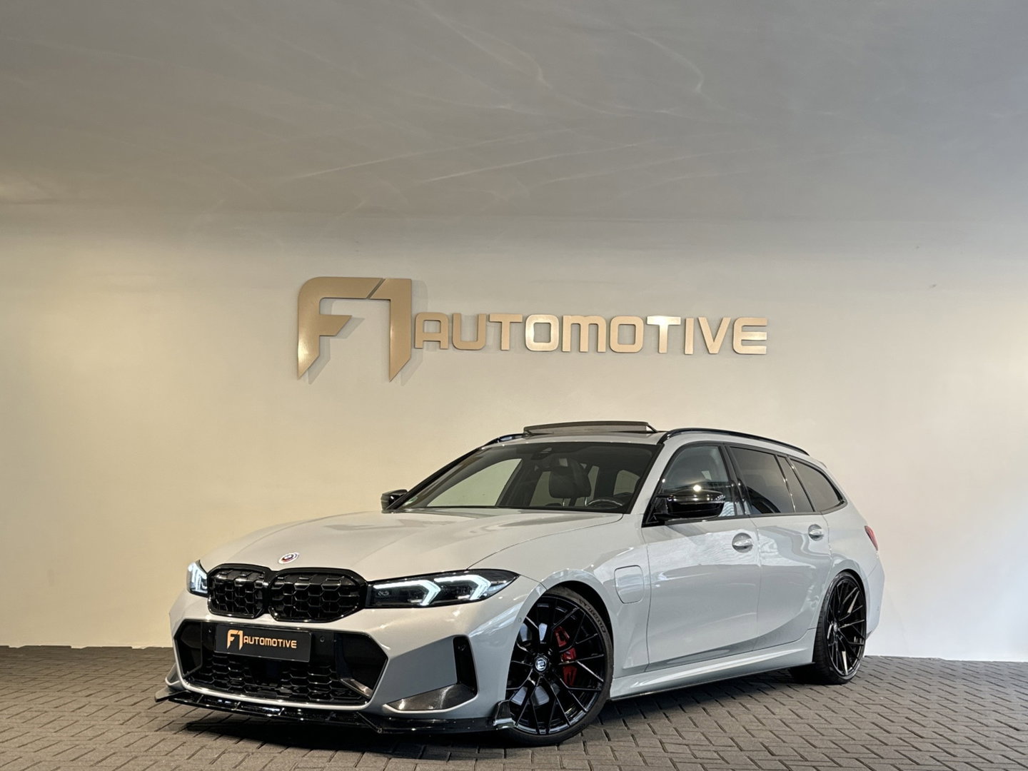 BMW 3 Serie Touring 330e Touring Pano|Drive Assist|Blindspot|H/K|Trekhaak