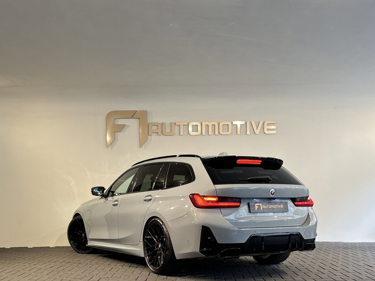 BMW 3 Serie Touring 330e Touring Pano|Drive Assist|Blindspot|H/K|Trekhaak