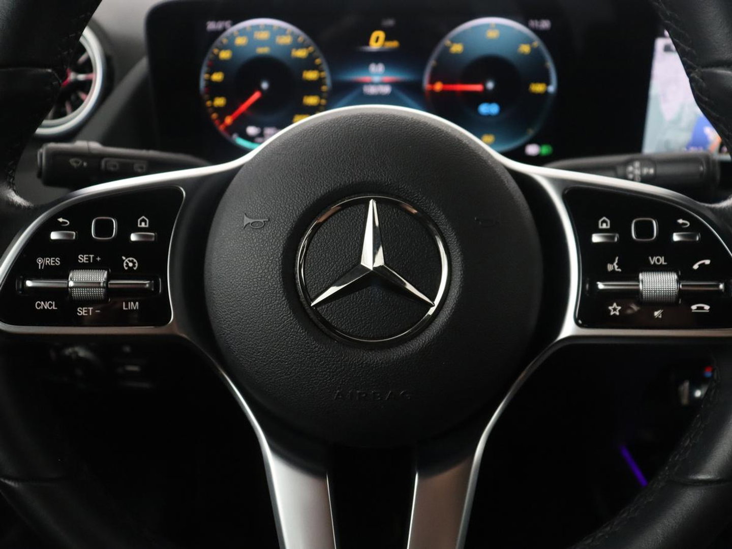 Mercedes-Benz EQA 250 Business Solution Luxury 67 kWh | SOH 94,2% | Half leder | Cruise control | Trekhaak | Stoelverwarming | Sfeerverlichting | Carplay | Camera | Park assist | Elektrische achterklep