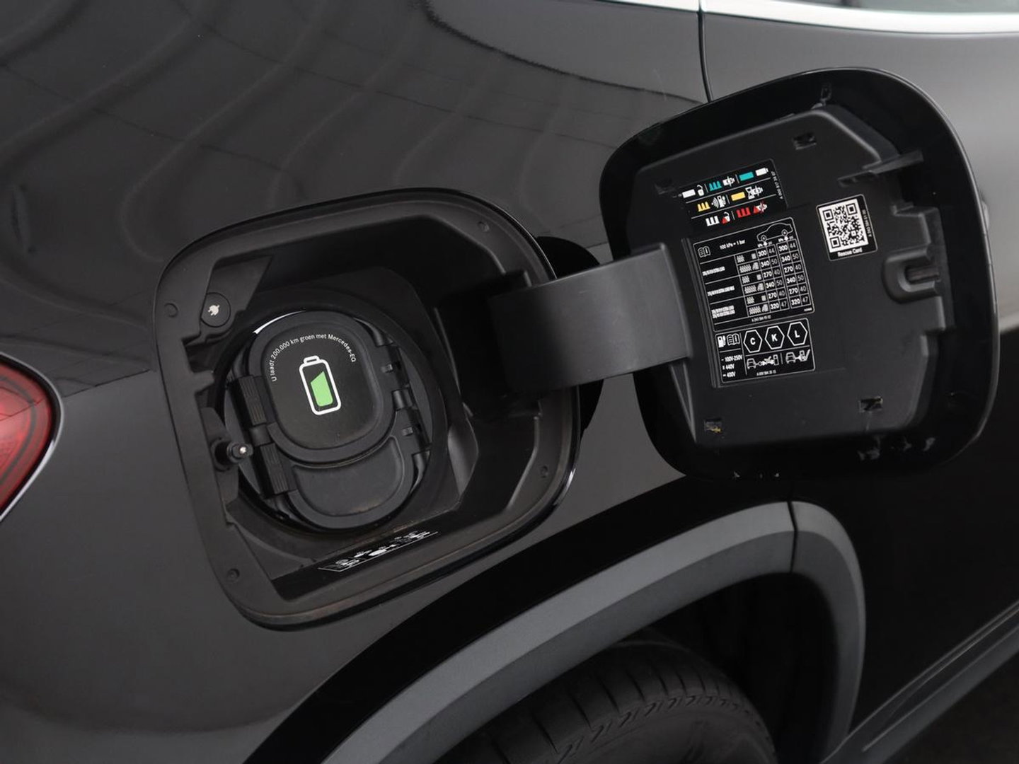 Mercedes-Benz EQA 250 Business Solution Luxury 67 kWh | SOH 94,2% | Half leder | Cruise control | Trekhaak | Stoelverwarming | Sfeerverlichting | Carplay | Camera | Park assist | Elektrische achterklep