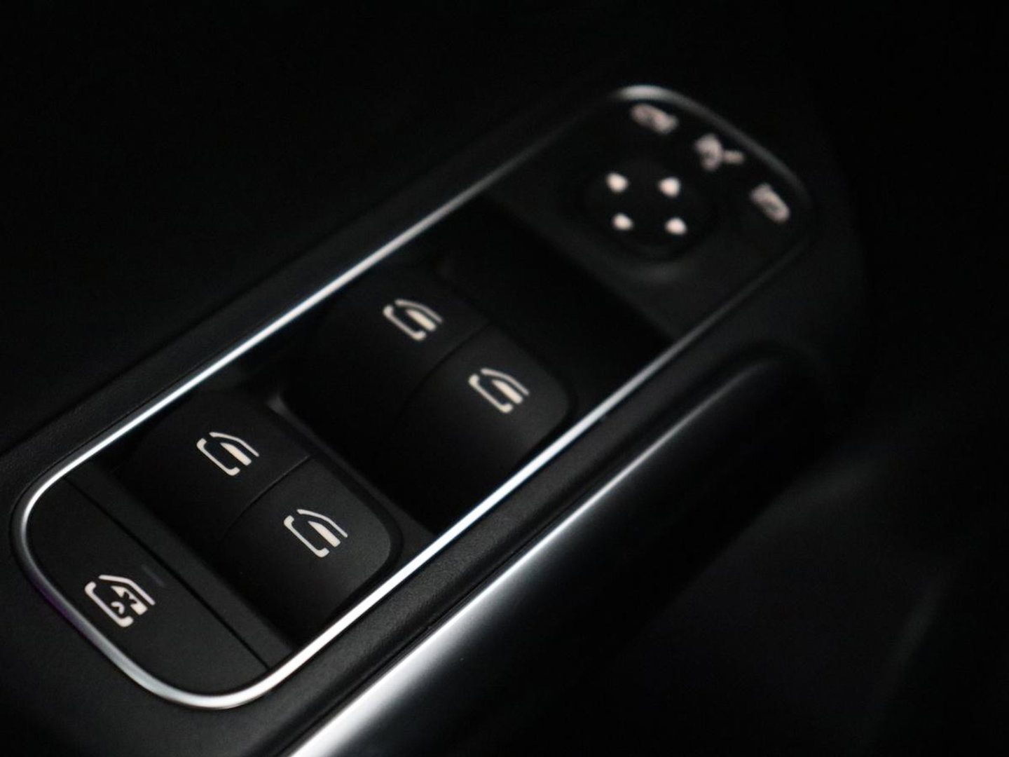 Mercedes-Benz EQA 250 Business Solution Luxury 67 kWh | SOH 94,2% | Half leder | Cruise control | Trekhaak | Stoelverwarming | Sfeerverlichting | Carplay | Camera | Park assist | Elektrische achterklep