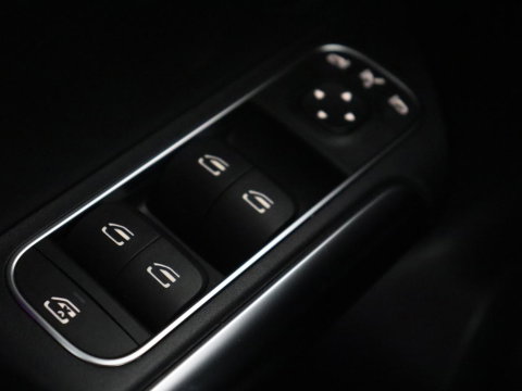 Mercedes-Benz EQA 250 Business Solution Luxury 67 kWh | SOH 94,2% | Half leder | Cruise control | Trekhaak | Stoelverwarming | Sfeerverlichting | Carplay | Camera | Park assist | Elektrische achterklep