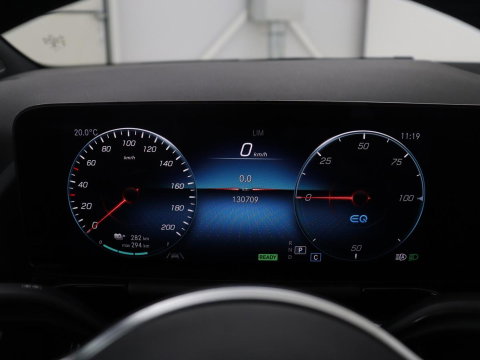 Mercedes-Benz EQA 250 Business Solution Luxury 67 kWh | SOH 94,2% | Half leder | Cruise control | Trekhaak | Stoelverwarming | Sfeerverlichting | Carplay | Camera | Park assist | Elektrische achterklep