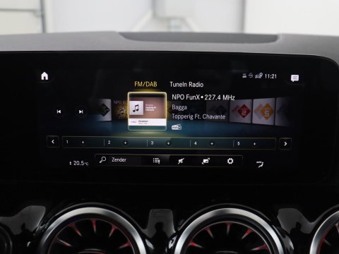 Mercedes-Benz EQA 250 Business Solution Luxury 67 kWh | SOH 94,2% | Half leder | Cruise control | Trekhaak | Stoelverwarming | Sfeerverlichting | Carplay | Camera | Park assist | Elektrische achterklep
