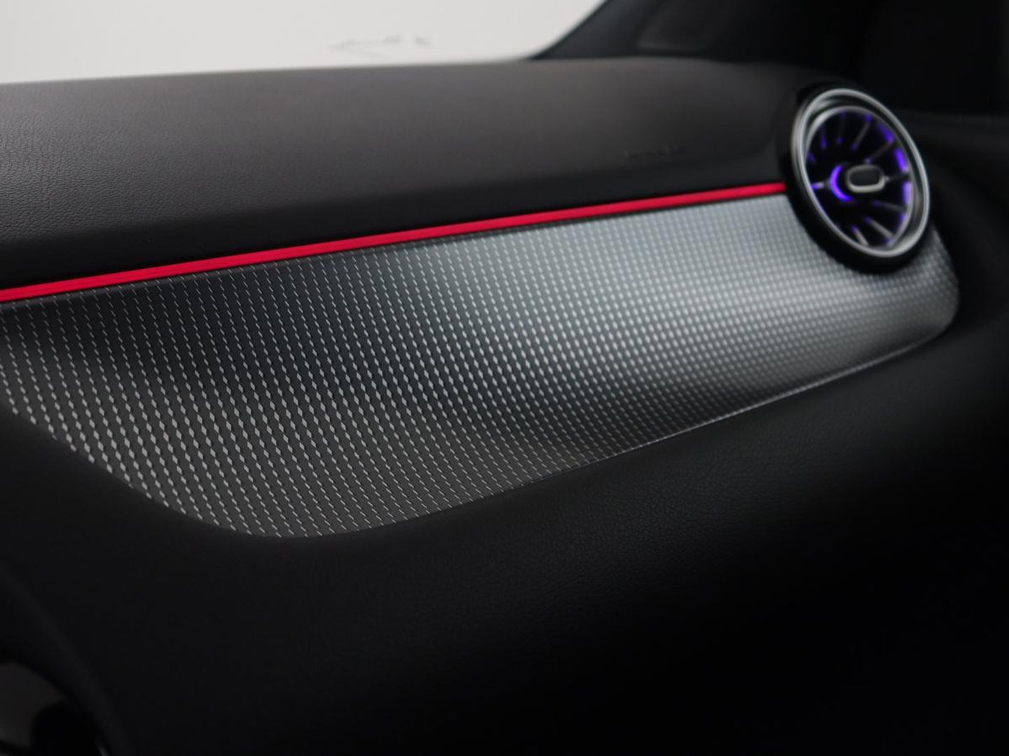 Mercedes-Benz EQA 250 Business Solution Luxury 67 kWh | SOH 94,2% | Half leder | Cruise control | Trekhaak | Stoelverwarming | Sfeerverlichting | Carplay | Camera | Park assist | Elektrische achterklep