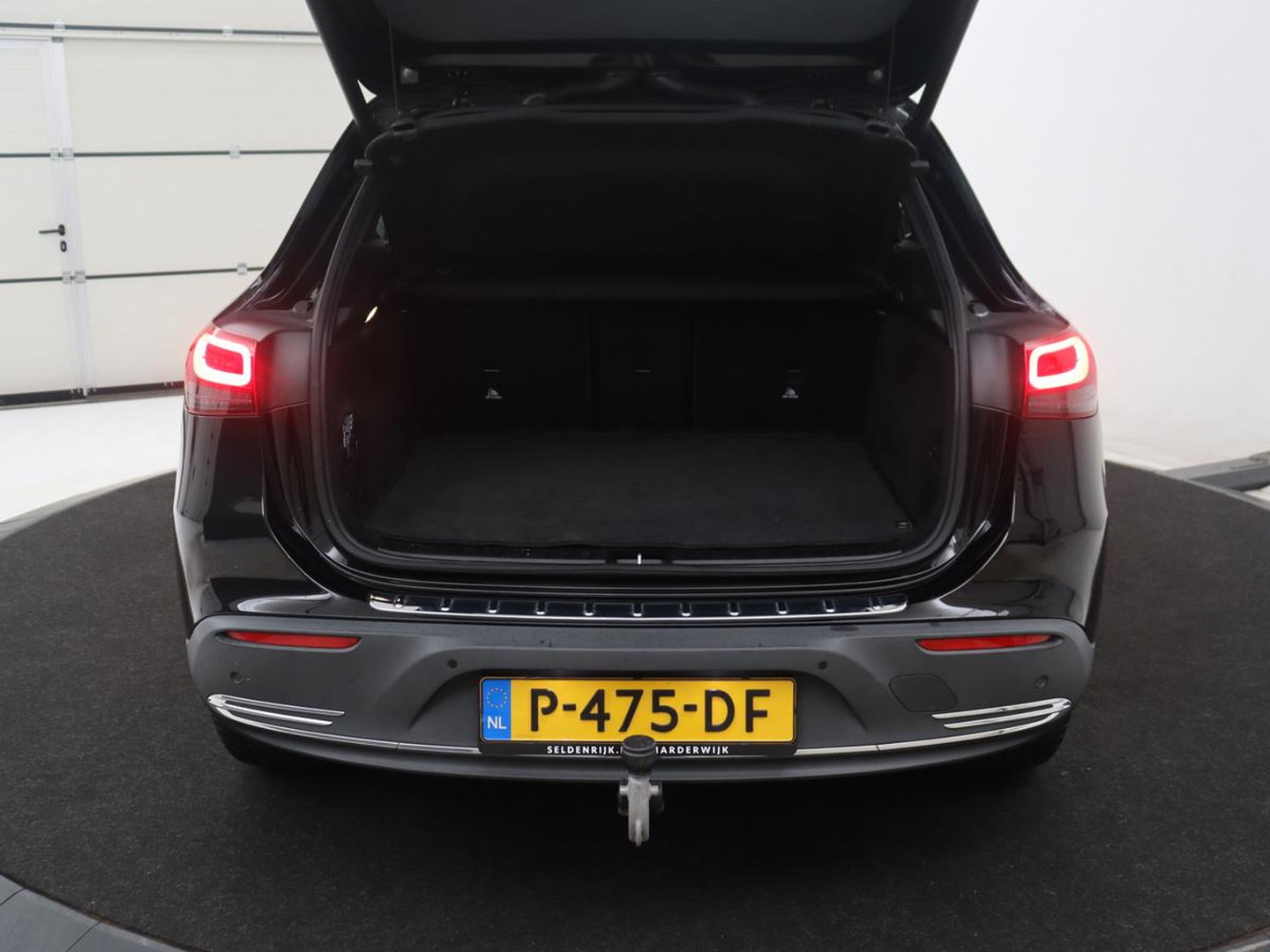 Mercedes-Benz EQA 250 Business Solution Luxury 67 kWh | SOH 94,2% | Half leder | Cruise control | Trekhaak | Stoelverwarming | Sfeerverlichting | Carplay | Camera | Park assist | Elektrische achterklep