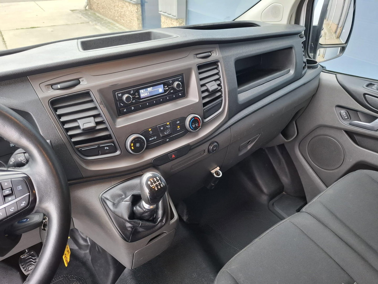 Ford Transit Custom 340 2.0 TDCI L1H1 Trend AIRCO / CRUISE CONTROLE / TREKHAAK / EURO 6 / 3 ZITS