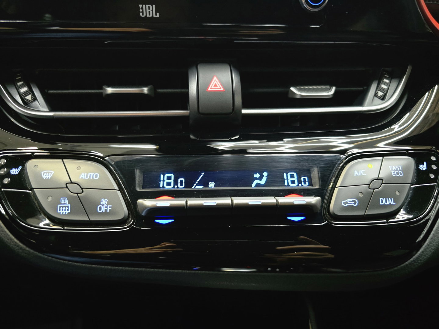 Toyota C-HR 2.0 Hybrid First Edition LEDER Camera Navi PDC Clima 18"LM