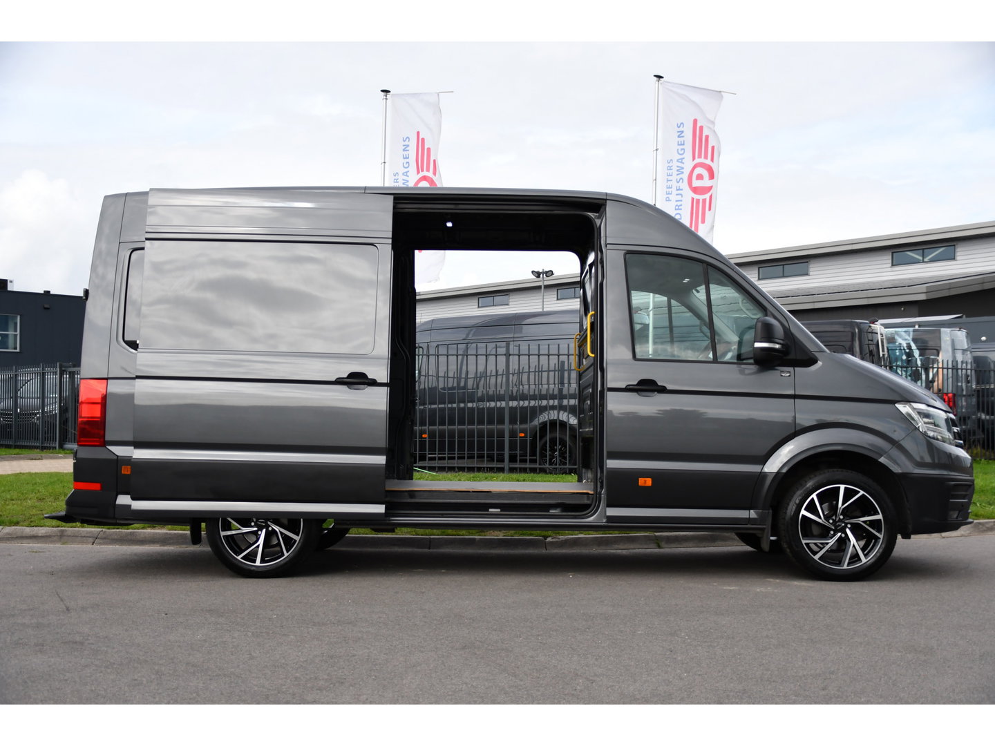 Volkswagen Crafter 35 2.0 TDI L3H3 PB Edition MARGE! Adaptieve Cruise, Camera, Carplay, 2 x Schuifdeur, Multimedia, LED, 177pk, Automaat, Stoelverwarming, Trekhaak, Uniek!