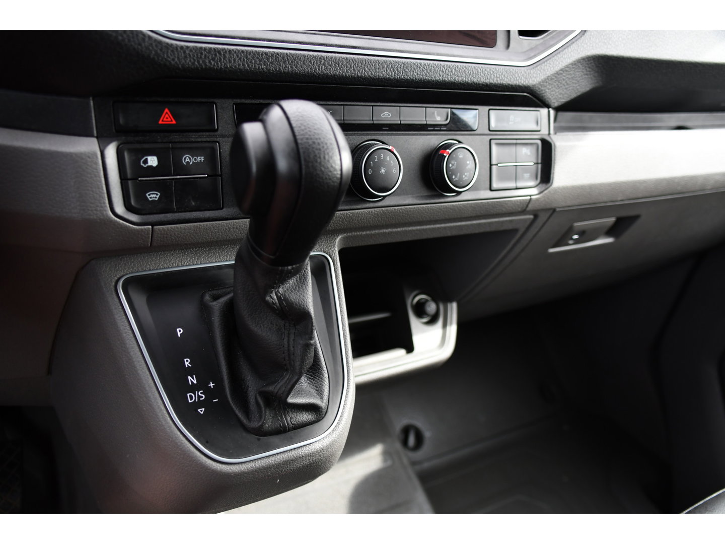 Volkswagen Crafter 35 2.0 TDI L3H3 PB Edition MARGE! Adaptieve Cruise, Camera, Carplay, 2 x Schuifdeur, Multimedia, LED, 177pk, Automaat, Stoelverwarming, Trekhaak, Uniek!
