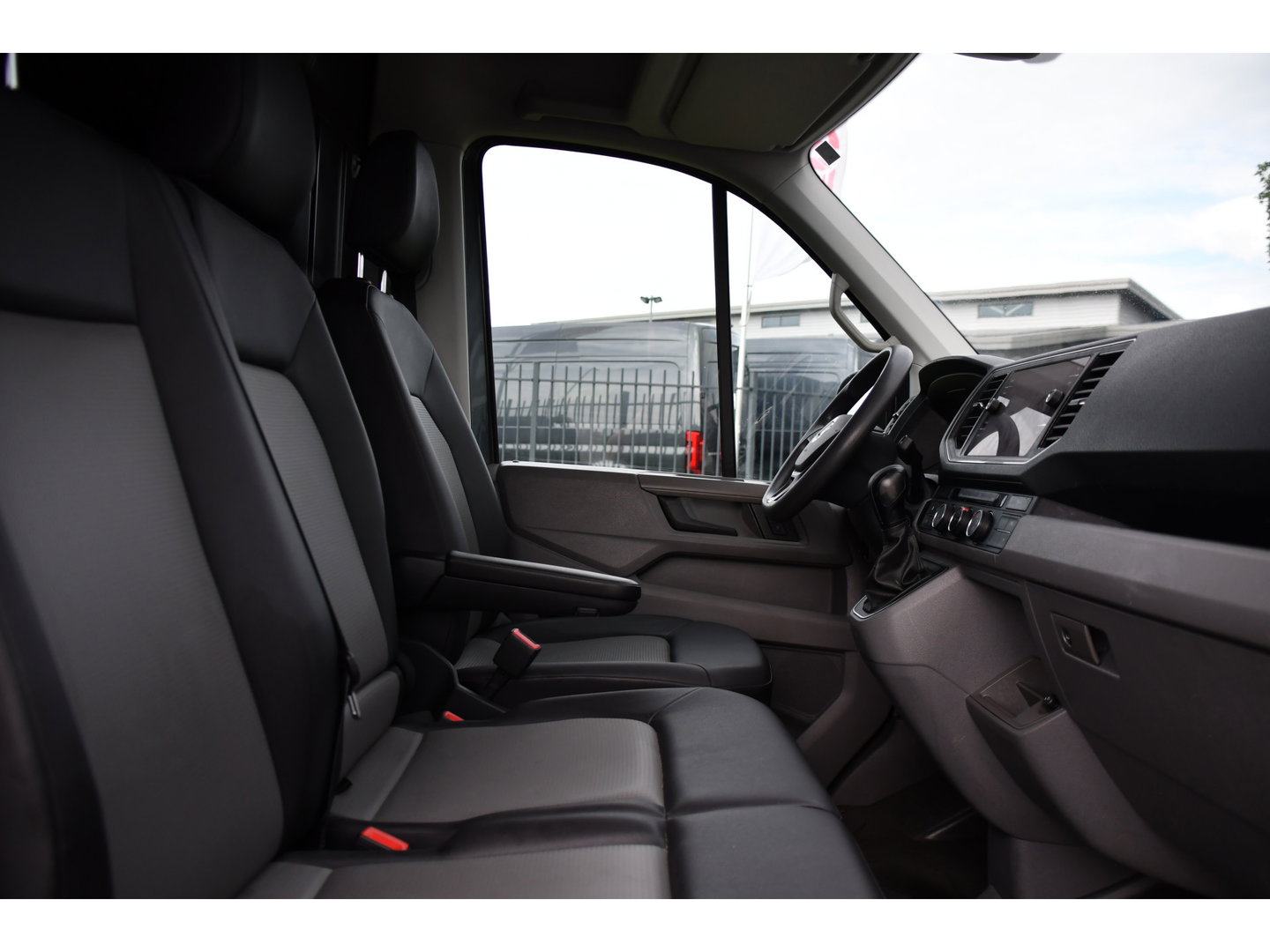 Volkswagen Crafter 35 2.0 TDI L3H3 PB Edition MARGE! Adaptieve Cruise, Camera, Carplay, 2 x Schuifdeur, Multimedia, LED, 177pk, Automaat, Stoelverwarming, Trekhaak, Uniek!