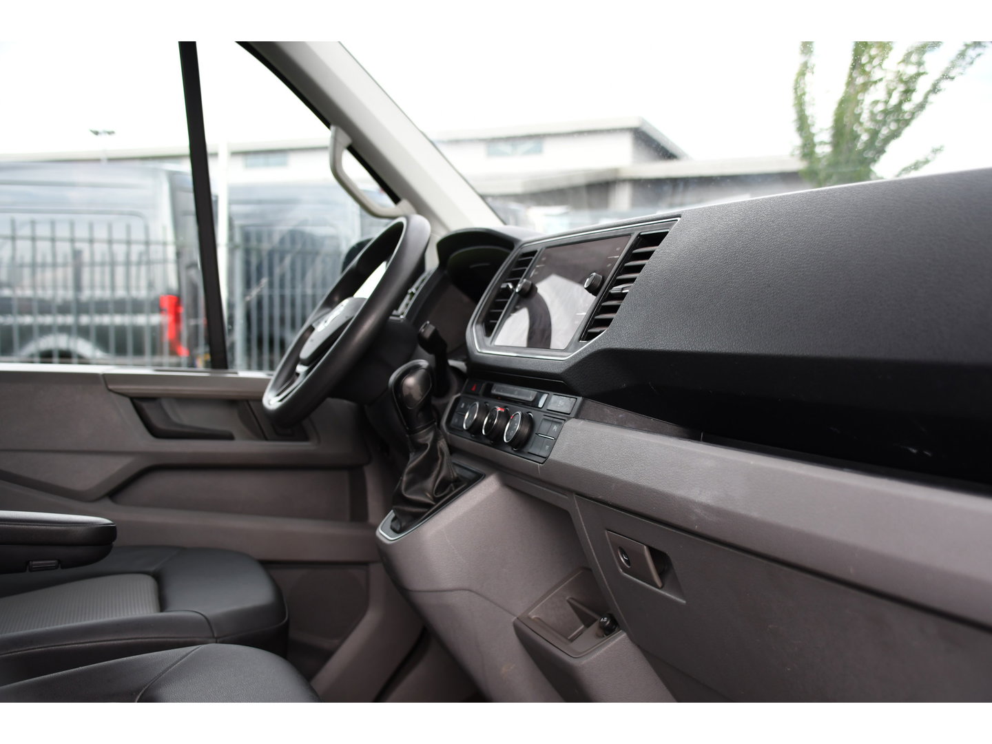 Volkswagen Crafter 35 2.0 TDI L3H3 PB Edition MARGE! Adaptieve Cruise, Camera, Carplay, 2 x Schuifdeur, Multimedia, LED, 177pk, Automaat, Stoelverwarming, Trekhaak, Uniek!