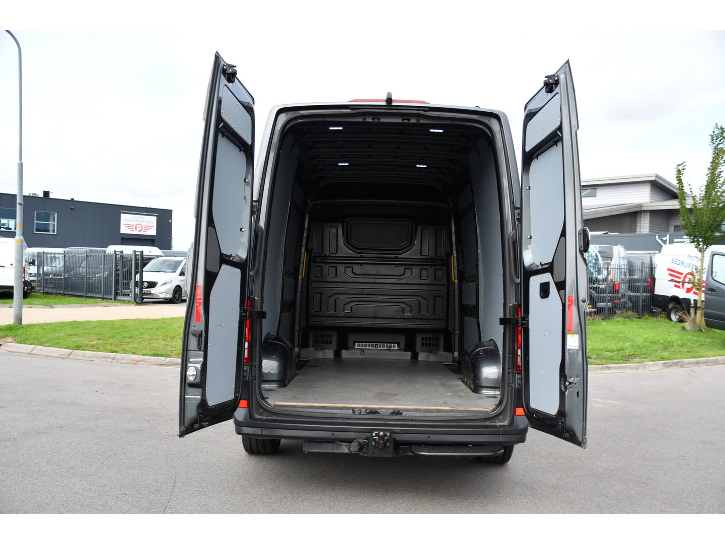 Volkswagen Crafter 35 2.0 TDI L3H3 PB Edition MARGE! Adaptieve Cruise, Camera, Carplay, 2 x Schuifdeur, Multimedia, LED, 177pk, Automaat, Stoelverwarming, Trekhaak, Uniek!