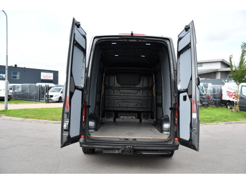 Volkswagen Crafter 35 2.0 TDI L3H3 PB Edition MARGE! Adaptieve Cruise, Camera, Carplay, 2 x Schuifdeur, Multimedia, LED, 177pk, Automaat, Stoelverwarming, Trekhaak, Uniek!