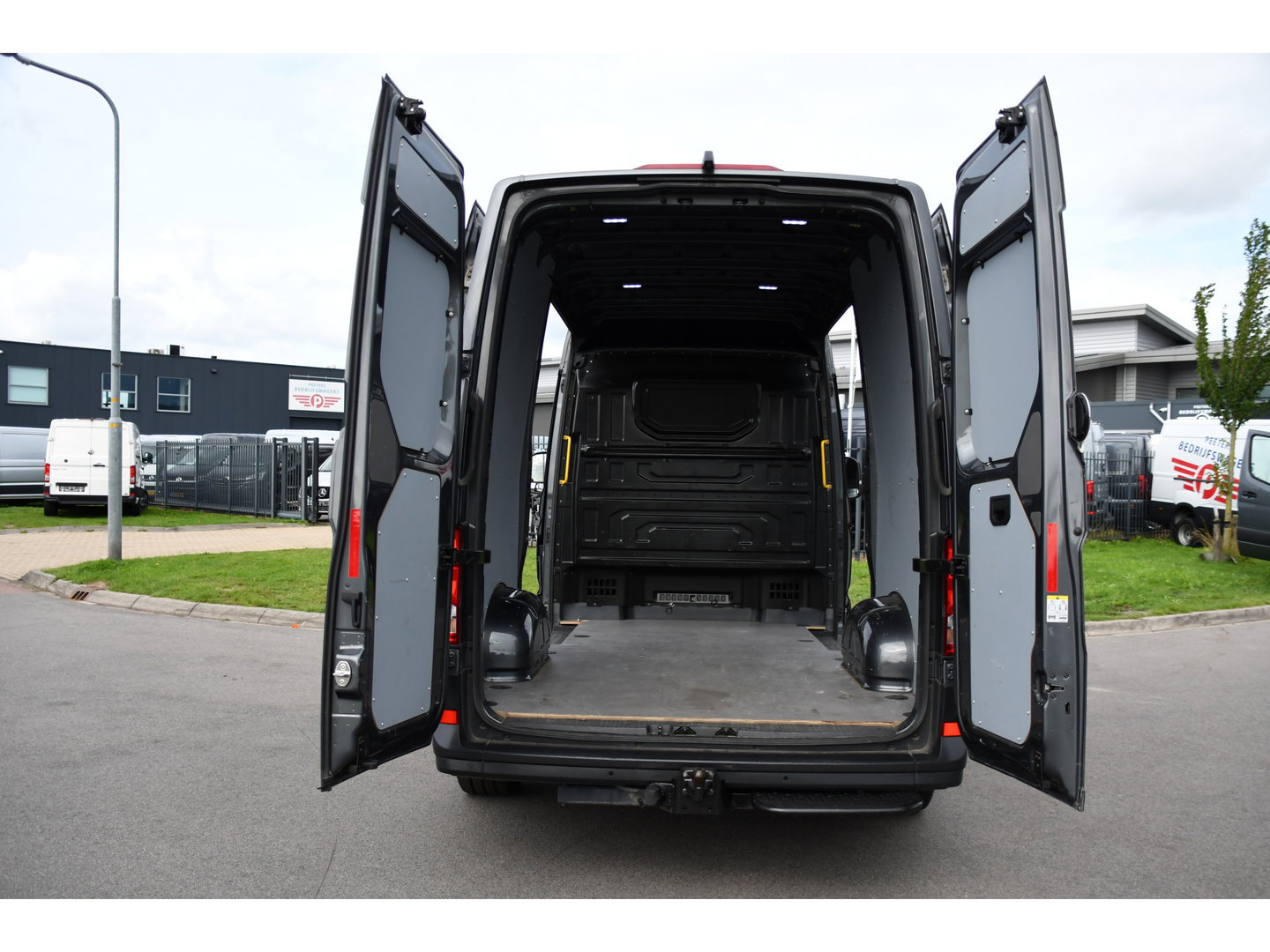 Volkswagen Crafter 35 2.0 TDI L3H3 PB Edition MARGE! Adaptieve Cruise, Camera, Carplay, 2 x Schuifdeur, Multimedia, LED, 177pk, Automaat, Stoelverwarming, Trekhaak, Uniek!