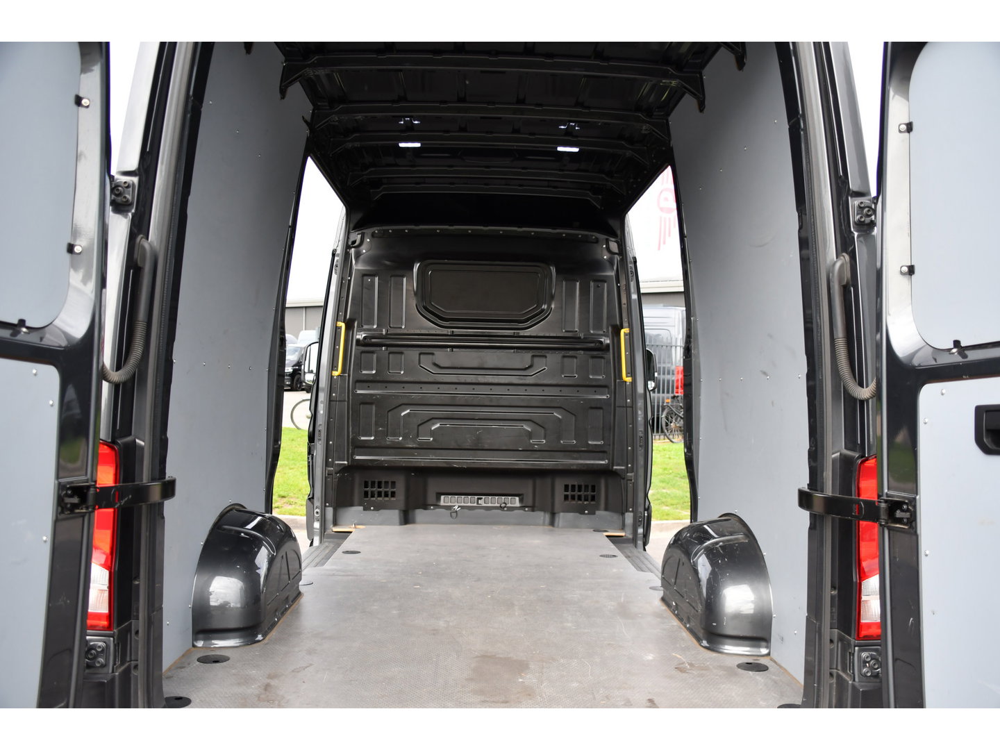 Volkswagen Crafter 35 2.0 TDI L3H3 PB Edition MARGE! Adaptieve Cruise, Camera, Carplay, 2 x Schuifdeur, Multimedia, LED, 177pk, Automaat, Stoelverwarming, Trekhaak, Uniek!