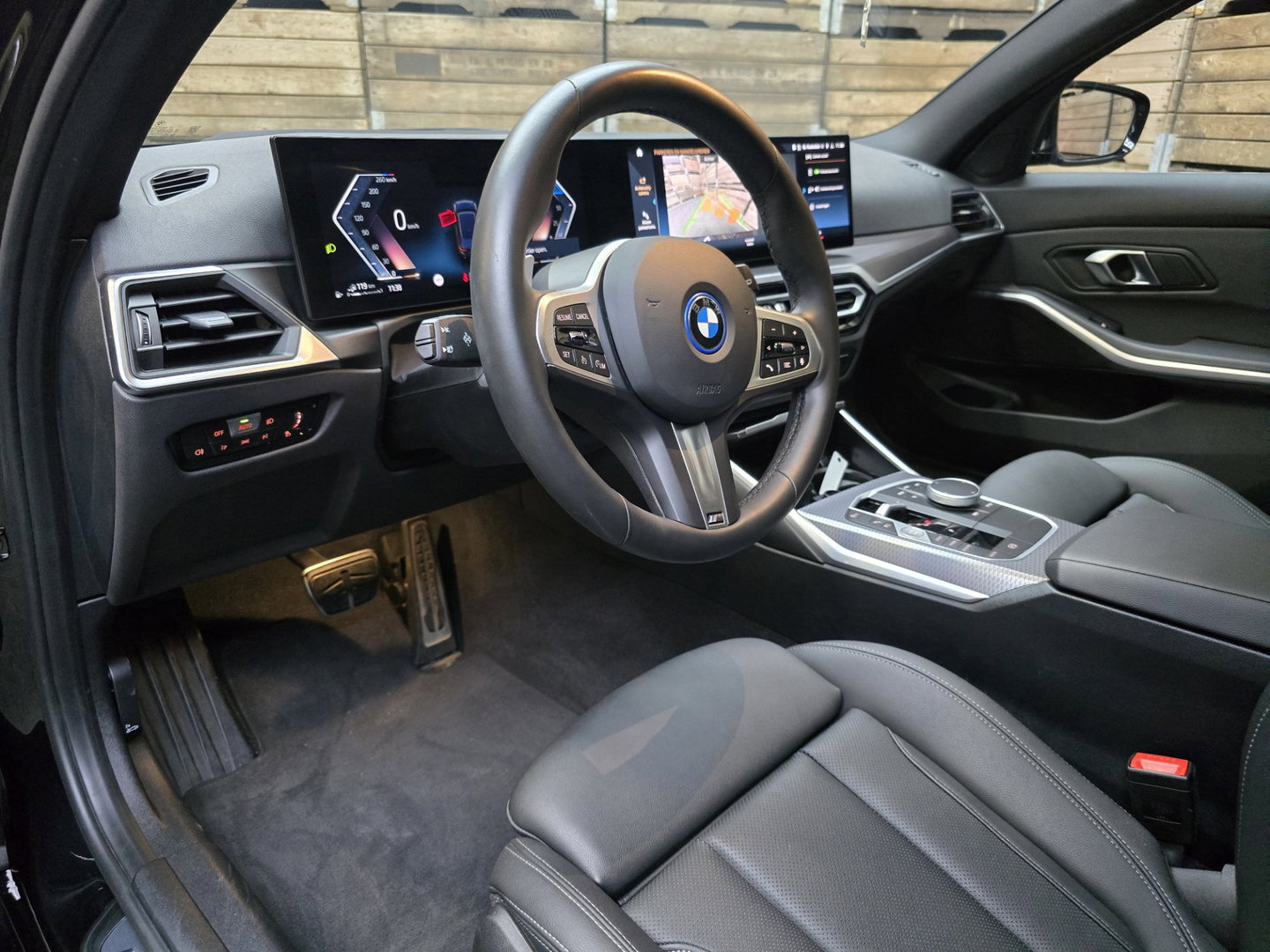 BMW 3 Serie Touring 330e xDrive M Sport Pano Leder Widescreen HUD camera Laser 19"LM