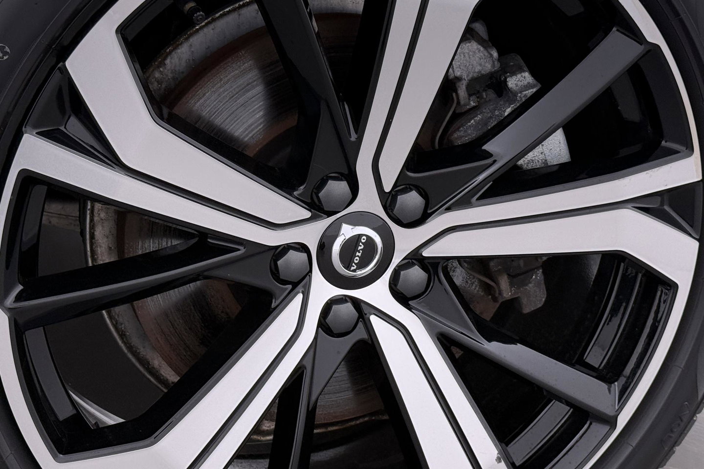 Volvo XC60 T8 Ultra Dark | Luchtvering | Bowers&Wilkins | Panoramadak | Massage | 360° Camera | Head-Up | ACC