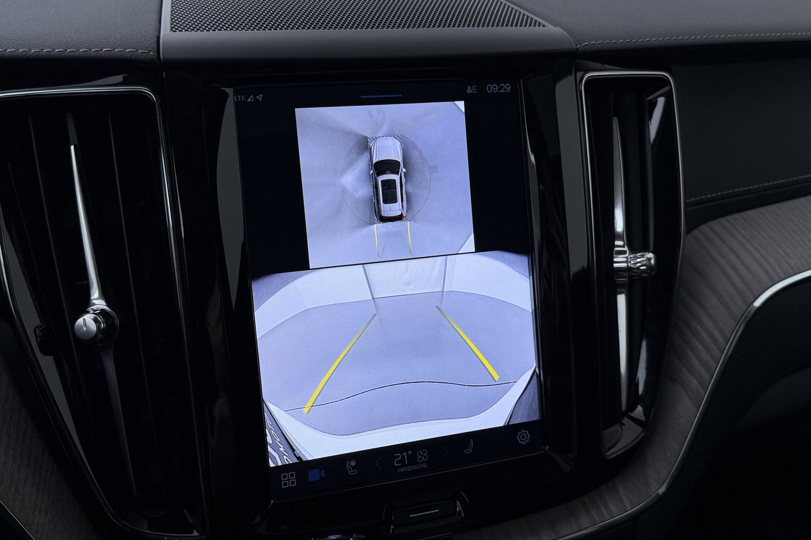 Volvo XC60 T8 Ultra Dark | Luchtvering | Bowers&Wilkins | Panoramadak | Massage | 360° Camera | Head-Up | ACC