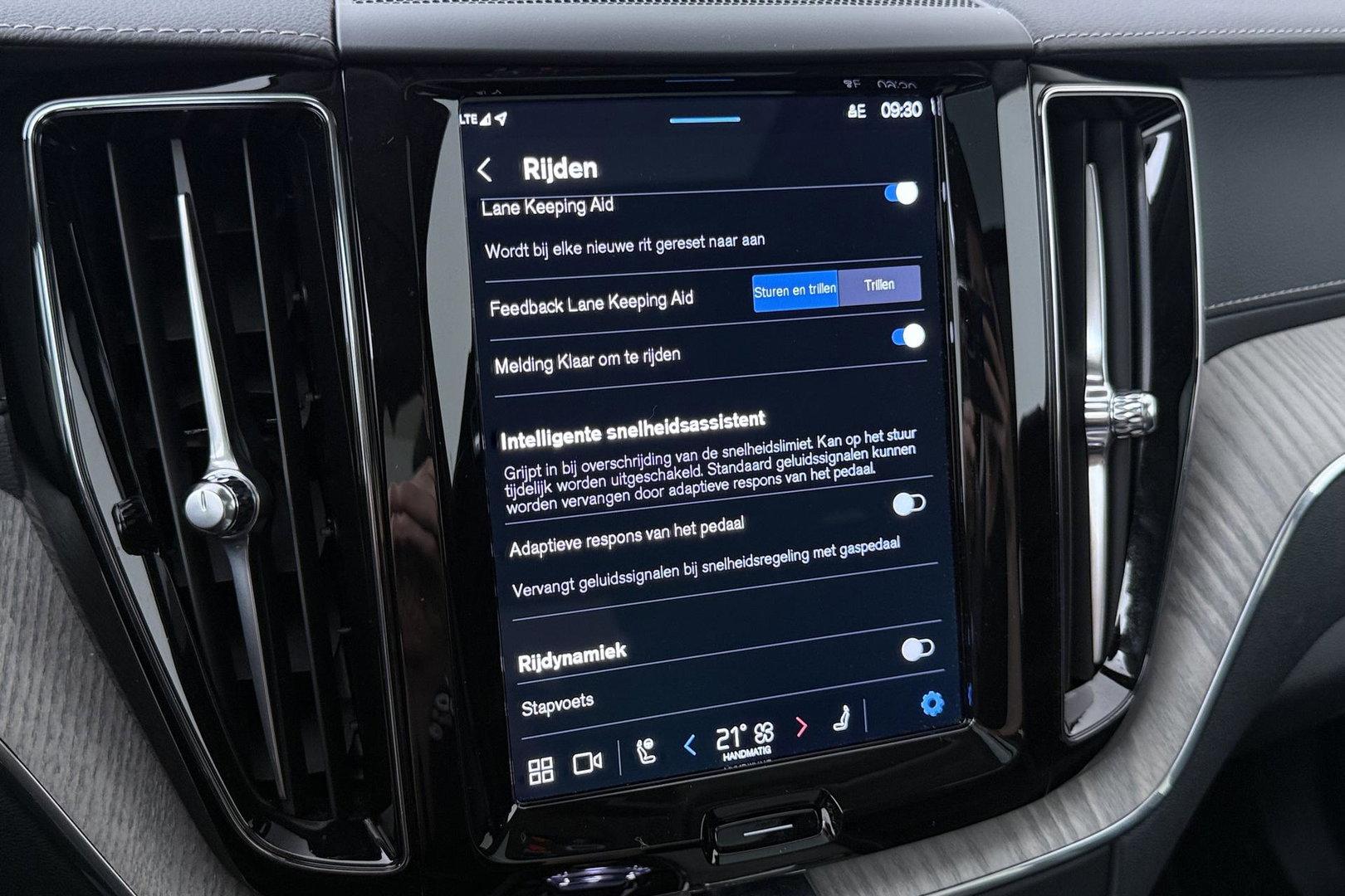 Volvo XC60 T8 Ultra Dark | Luchtvering | Bowers&Wilkins | Panoramadak | Massage | 360° Camera | Head-Up | ACC