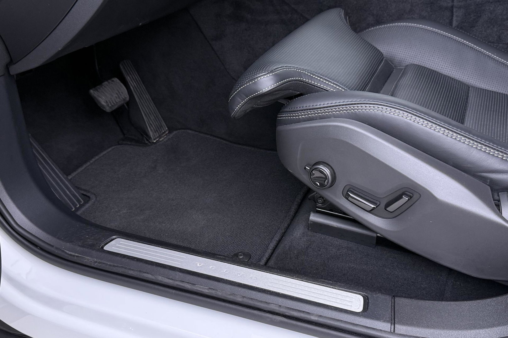 Volvo XC60 T8 Ultra Dark | Luchtvering | Bowers&Wilkins | Panoramadak | Massage | 360° Camera | Head-Up | ACC
